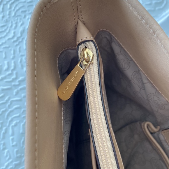 Michael Kors Jet Set Medium Multifunction tote - Picture 10 of 13